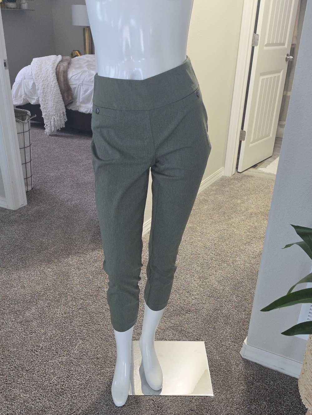 Maurices Olive Green Cropped Slim Capri Pants